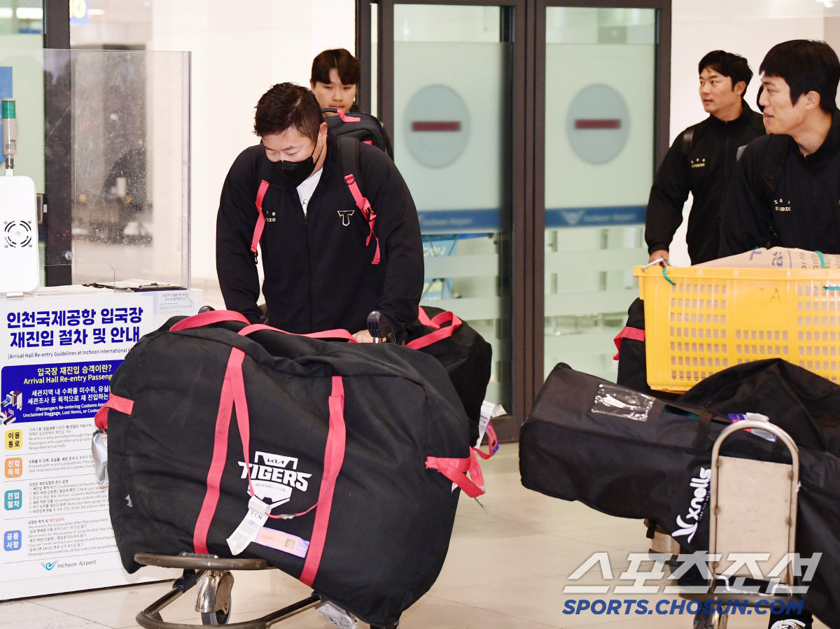 KIA 타이거즈 선수단이 19일 오후 인천공항 제1터미널을 통해 귀국했다. KIA 선수단은 20일 2차 캠프 일본 오키나와로 출국한다. 입국장 나서는 최형우, 이의리.