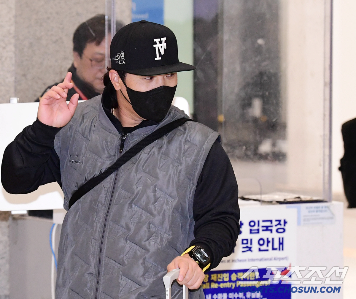 입국장 나서는 김선빈.