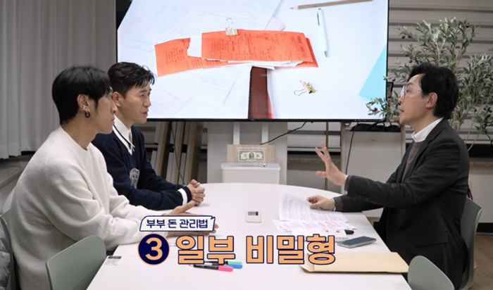 [SC리뷰] '4월 결혼' 김종민, 프러포즈 반지 문구에…"♥알게 해준 …