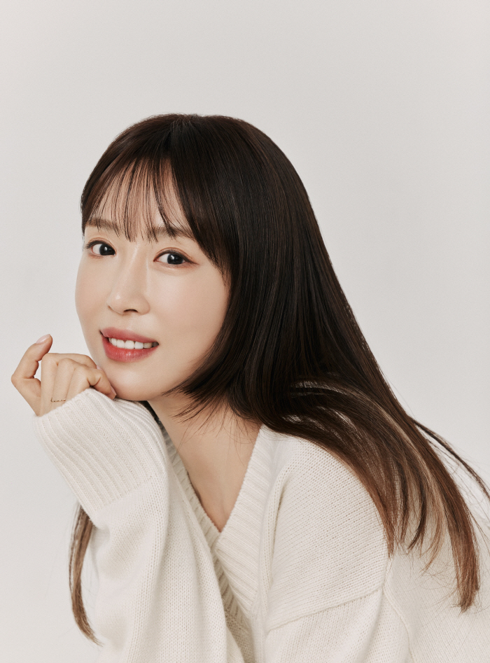 [단독] '45세' 강예원, 박소현·천정명 이어 솔로탈출 도전…'이젠사'…