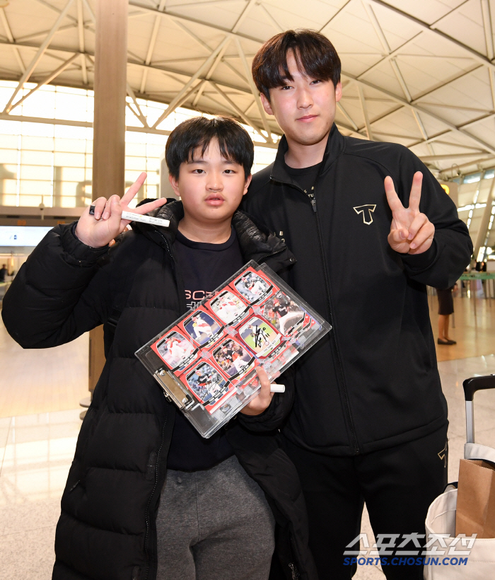 "김도영 보려고 새벽 5시에 일어났어요" 버스 타고 인천공항 찾은 세 친…