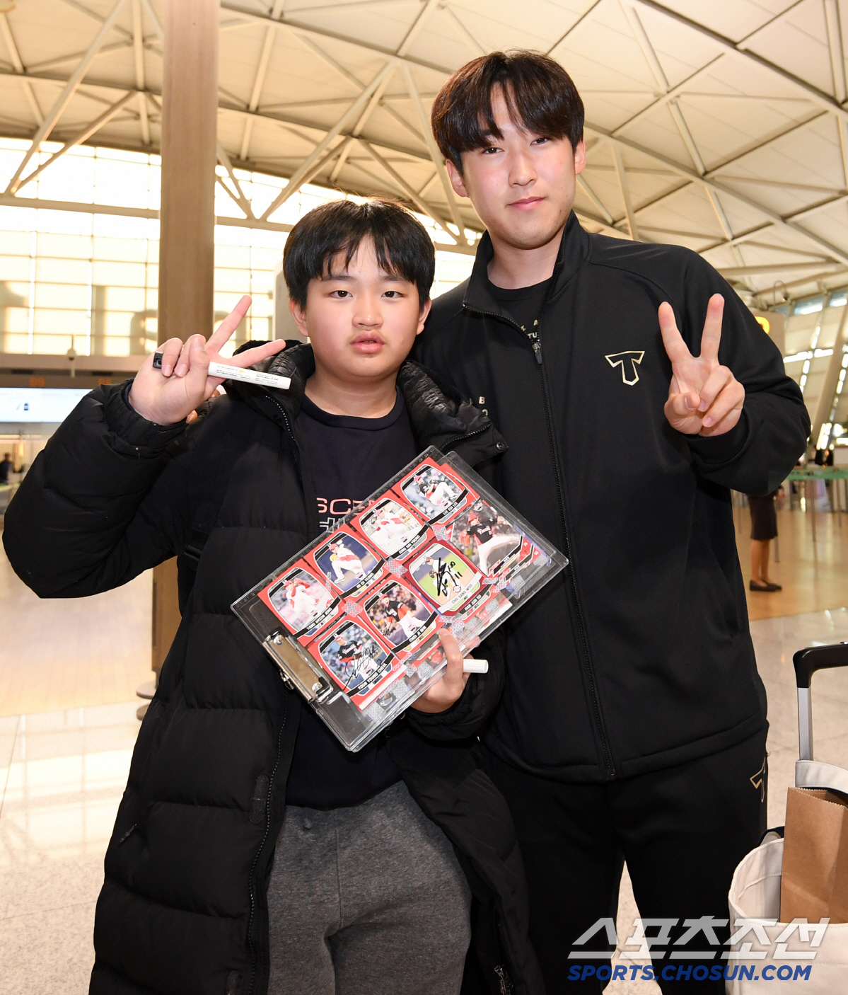 "김도영 보려고 새벽 5시에 일어났어요" 버스 타고 인천공항 찾은 세 친…