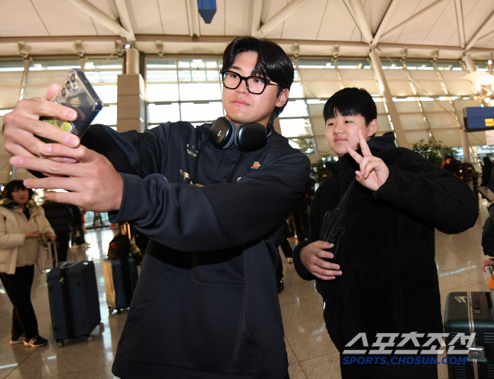 "김도영 보려고 새벽 5시에 일어났어요" 버스 타고 인천공항 찾은 세 친…