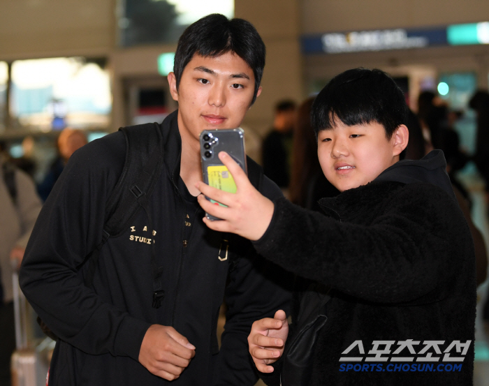 "김도영 보려고 새벽 5시에 일어났어요" 버스 타고 인천공항 찾은 세 친…