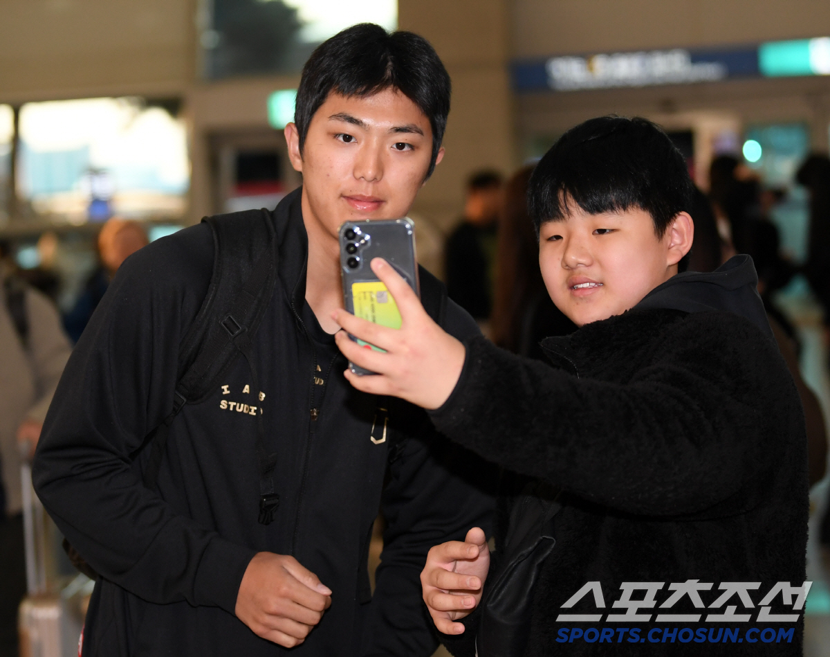 "김도영 보려고 새벽 5시에 일어났어요" 버스 타고 인천공항 찾은 세 친…