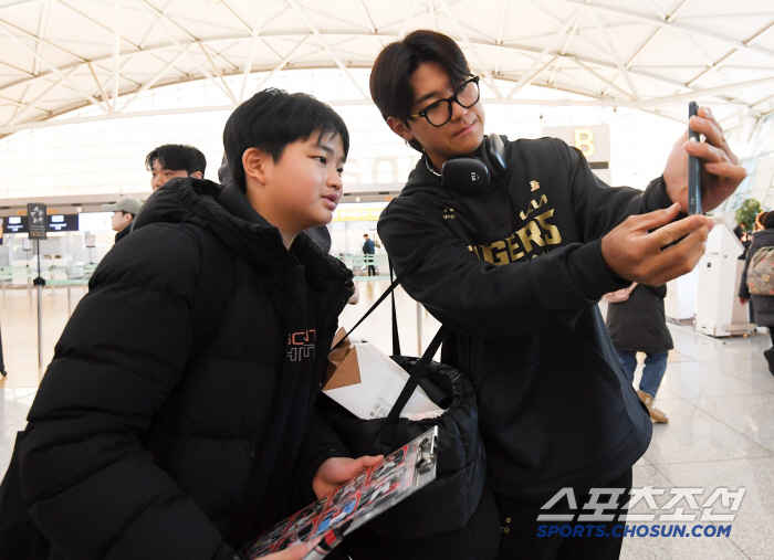 "김도영 보려고 새벽 5시에 일어났어요" 버스 타고 인천공항 찾은 세 친…