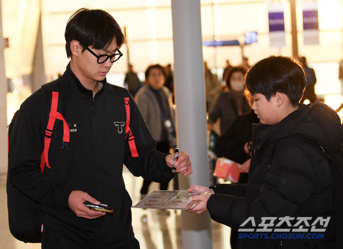 "김도영 보려고 새벽 5시에 일어났어요" 버스 타고 인천공항 찾은 세 친…