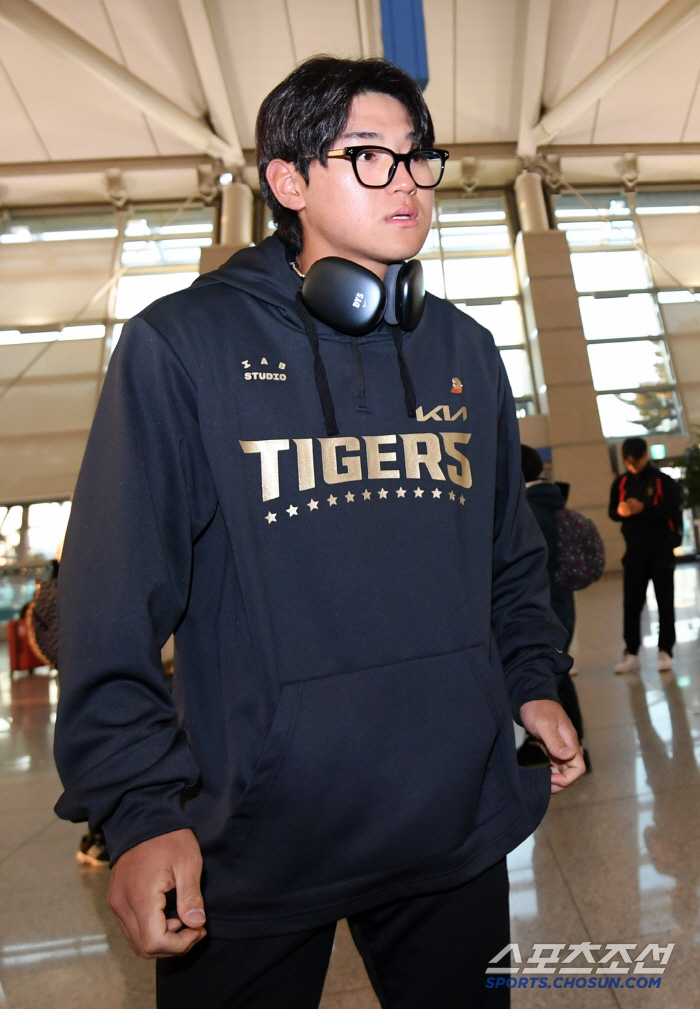 "김도영 보려고 새벽 5시에 일어났어요" 버스 타고 인천공항 찾은 세 친…