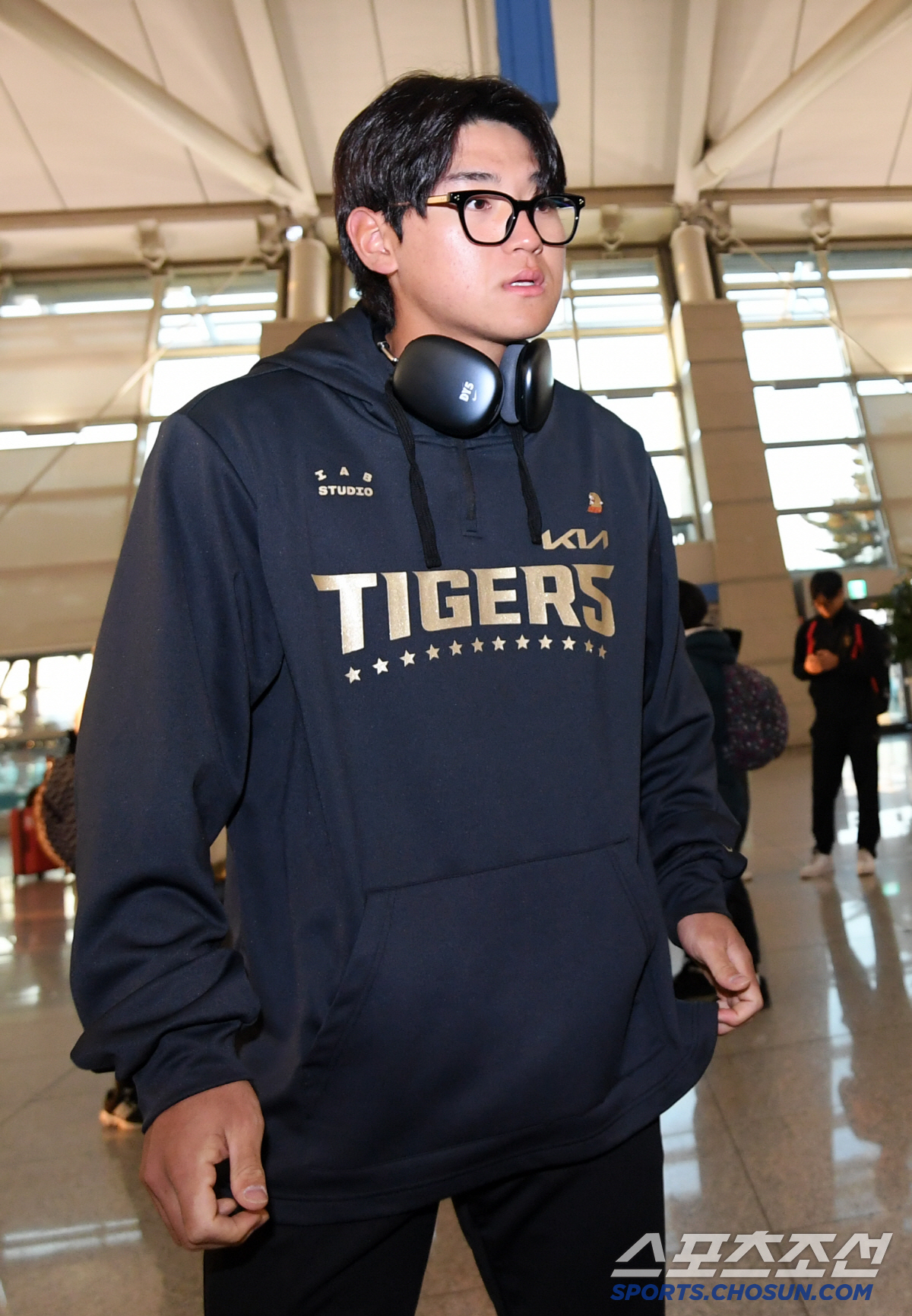"김도영 보려고 새벽 5시에 일어났어요" 버스 타고 인천공항 찾은 세 친…