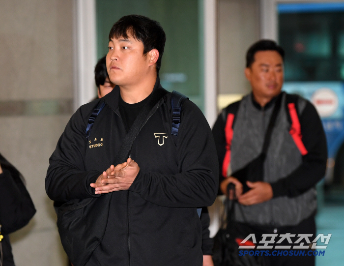 "김도영 보려고 새벽 5시에 일어났어요" 버스 타고 인천공항 찾은 세 친…