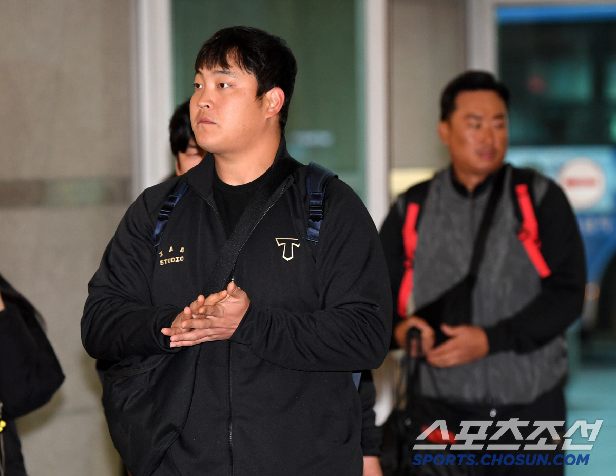 "김도영 보려고 새벽 5시에 일어났어요" 버스 타고 인천공항 찾은 세 친…