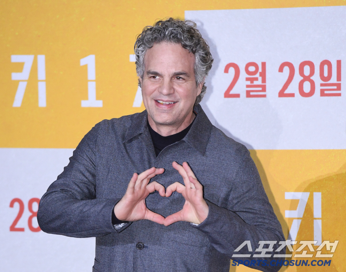 '미키 17' 마크 러팔로 "10년만 내한 기뻐, 내 인기에 로다주도 질…