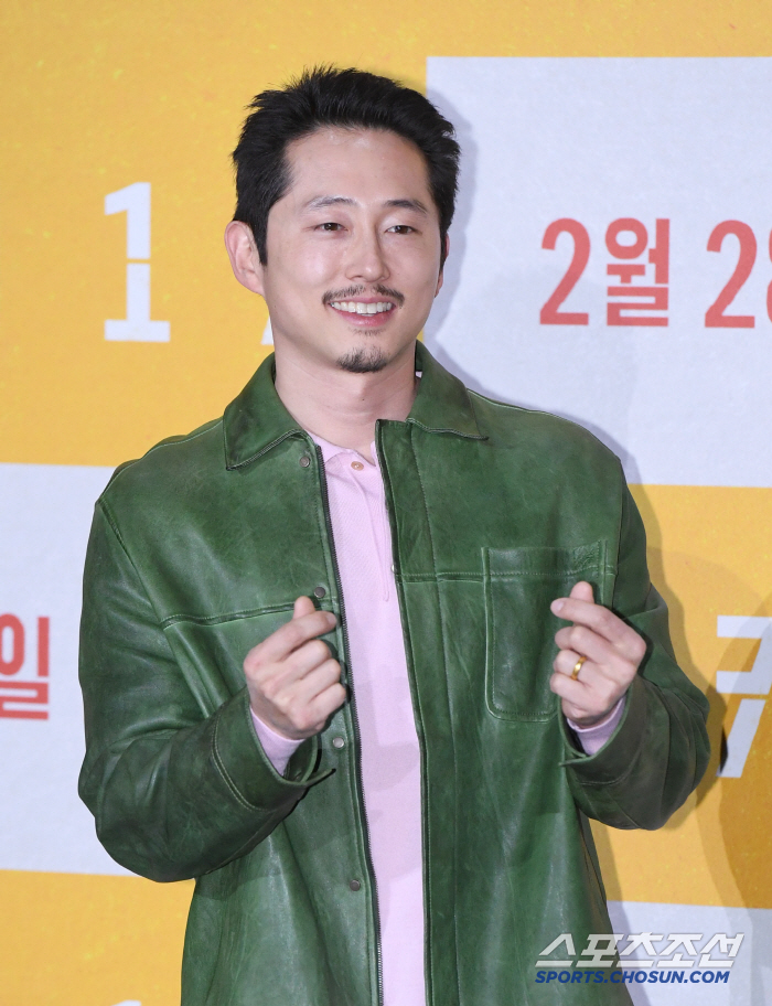 '미키 17' 스티븐 연 "'옥자' 이후 재회한 봉준호 감독, 눈빛이 아…