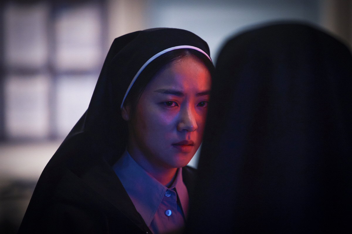 "수녀가 못하는 짓이 없어요"…'검은 수녀들' 전여빈, 송혜교 향한 반발…