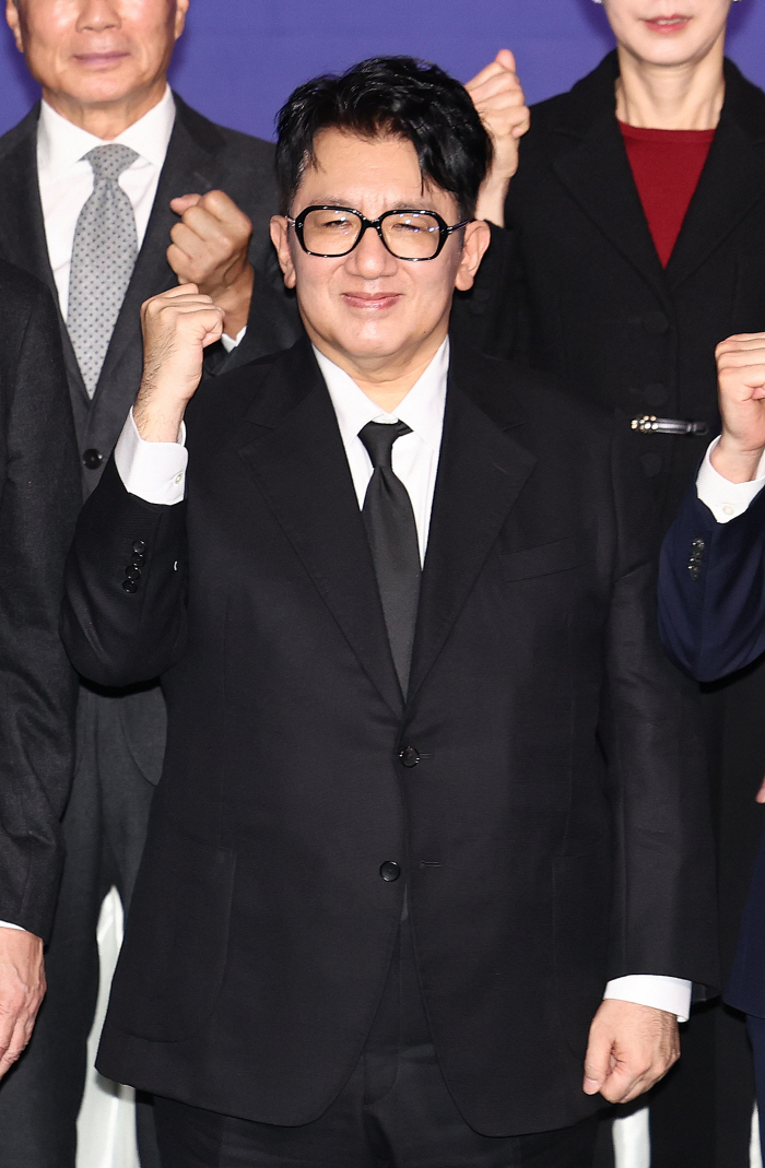방시혁, 반쪽 된 모습으로 공식석상 올랐다…날렵한 턱선·홀쭉한 슈트핏 '…