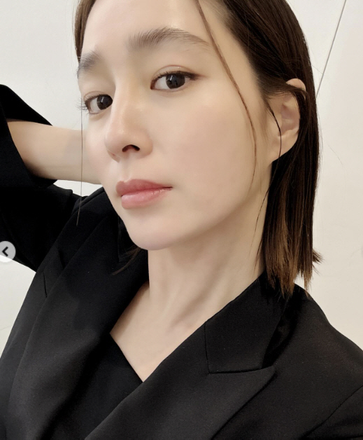 '이병헌♥' 이민정, 늦둥이 딸 육아에도 관리 끝판왕...도자기 피부로 …