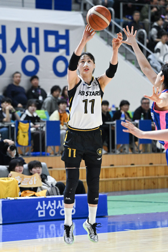 KB스타즈, '부상 투혼' 강이슬 앞세워 삼성생명 꺾으며 4위로 PO 진출 확정