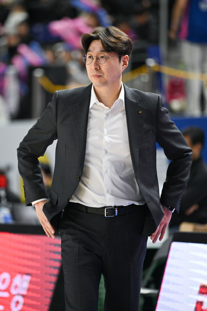 [현장인터뷰] 김완수 KB스타즈 감독, "선수들이 결국 한계를 이겨냈다"