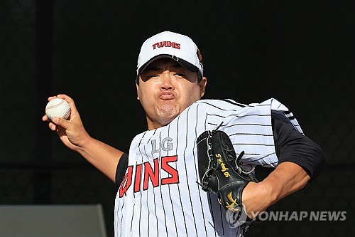 (스코츠데일[미국 애리조나주]=연합뉴스) 신현우 기자 = LG 트윈스 우완 투수 장현식이 14일(현지시간) 미국 애리조나주 스코츠데일 인디언 스쿨 공원 야구장에서 열린 1차 스프링캠프에서 불펜 투구하고 있다. 2025.2.15 nowwego@yna.co.kr