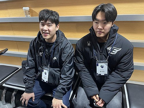 (대전=연합뉴스) 이대호 기자 = 키움 히어로즈 투수 정현우(왼쪽)와 한화이글스 투수 정우주가 7일 대전컨벤션센터에서 열린 2025 KBO 신인 오리엔테이션에서 인터뷰하고 있다. 2025.1.7 4bun@yna.co.kr