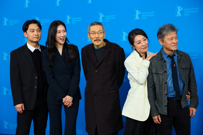 [종합] 홍상수, '만삭' ♥김민희와 베를린 찾았지만…혼외자 임신 언급은…