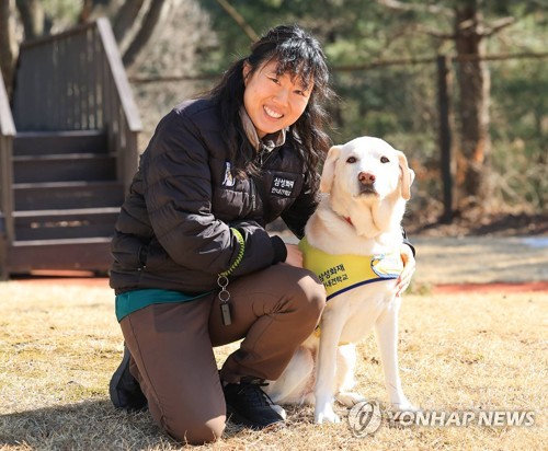 지난 20일 경기 용인시 삼성화재 안내견 학교에서 만난 안내견 조이와 홍아름 훈련사. [삼성화재 안내견학교 제공. DB 및 재판매 금지] 2025.2.22.