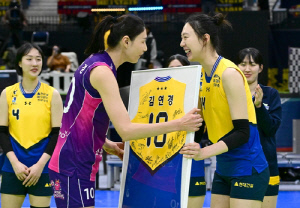 마지막 추억 쌓는 '전설' 김연경…은퇴 투어의 특별한 장면들