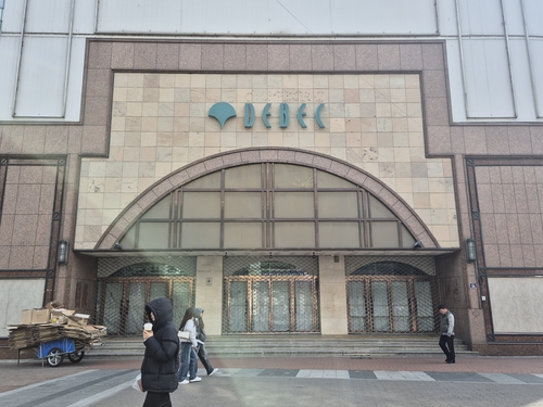 (대구=연합뉴스) 박세진 기자 = 21일 대구 중구 동성로 옛 대구백화점 본점 앞으로 시민들이 이동하고 있다. 2025.2.21 psjpsj@yna.co.kr