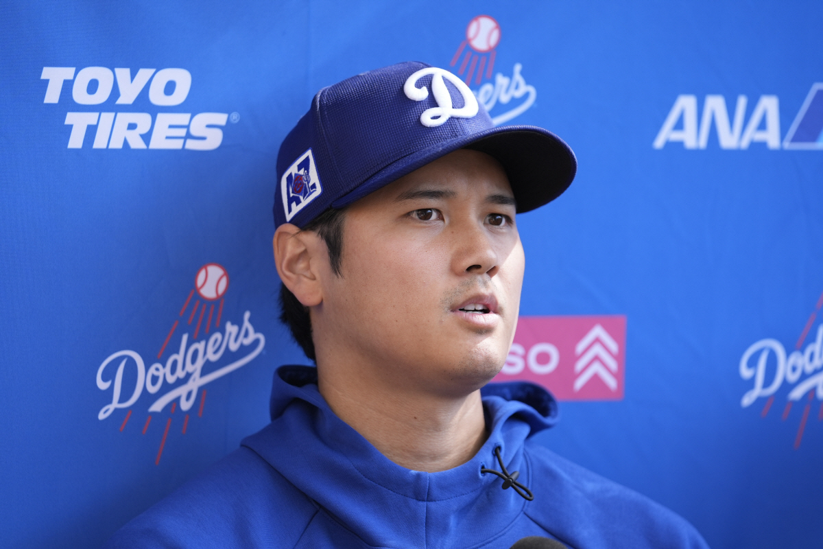 왜 저렇게 던지지? 투구폼 바꾸는 오타니, LAA 시절과 비교해 보니..…