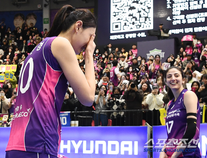 눈물일까 티끌일까? 수원 고별식에서 울컥한 김연경 [수원 현장]