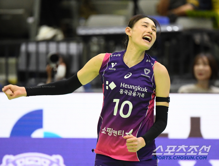 눈물일까 티끌일까? 수원 고별식에서 울컥한 김연경 [수원 현장]