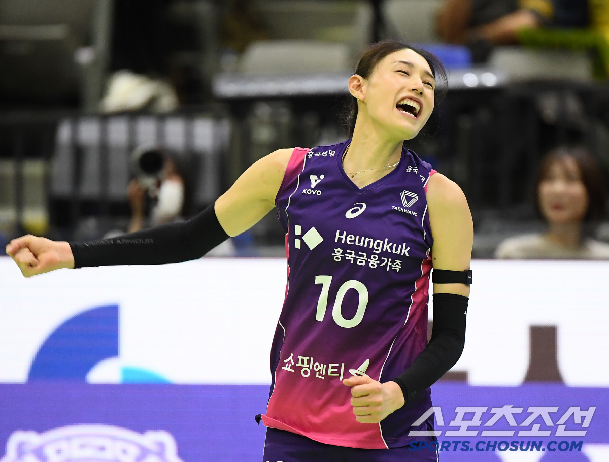 눈물일까 티끌일까? 수원 고별식에서 울컥한 김연경 [수원 현장]