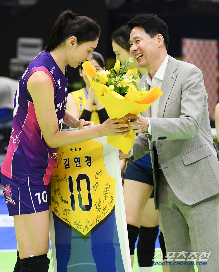 눈물일까 티끌일까? 수원 고별식에서 울컥한 김연경 [수원 현장]