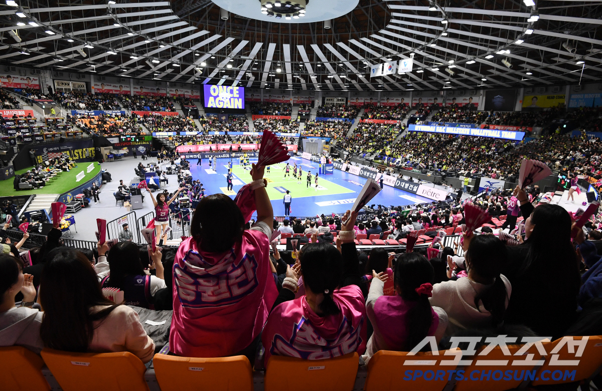 눈물일까 티끌일까? 수원 고별식에서 울컥한 김연경 [수원 현장]