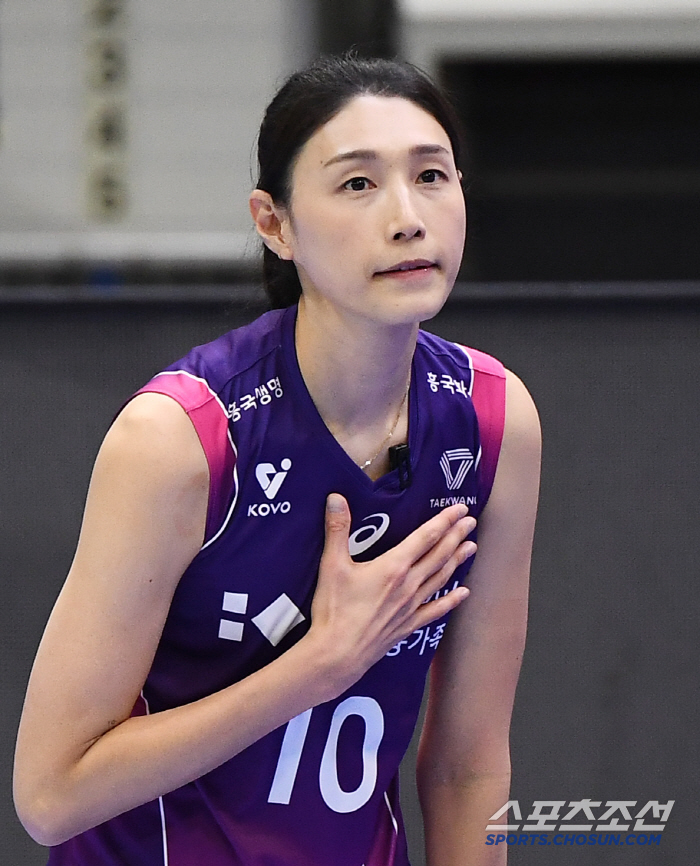 눈물일까 티끌일까? 수원 고별식에서 울컥한 김연경 [수원 현장]