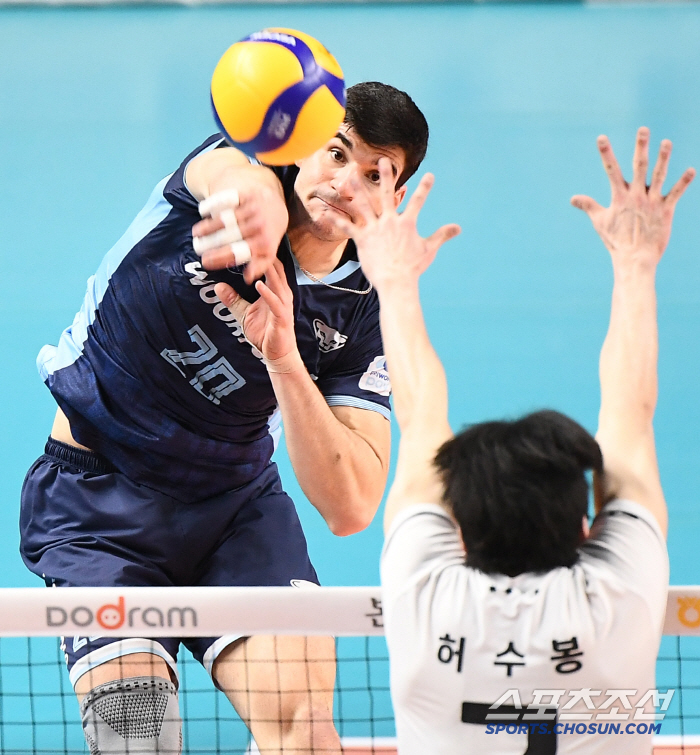 '역대 최강' 현대캐피탈 사상 첫 5라운드 1위 확정. 7년만에 1위 탈환→챔프전 직행. 우리카드에 3대1 역전[장충 리뷰]
