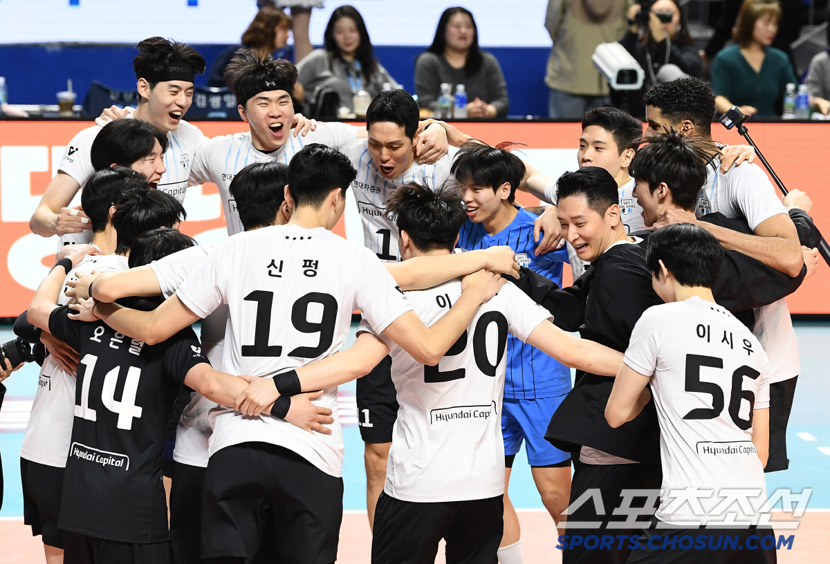 '끝내 5라운드에 끝' 부임 첫해 코보컵 우승→7년만에 정규리그 1위. …