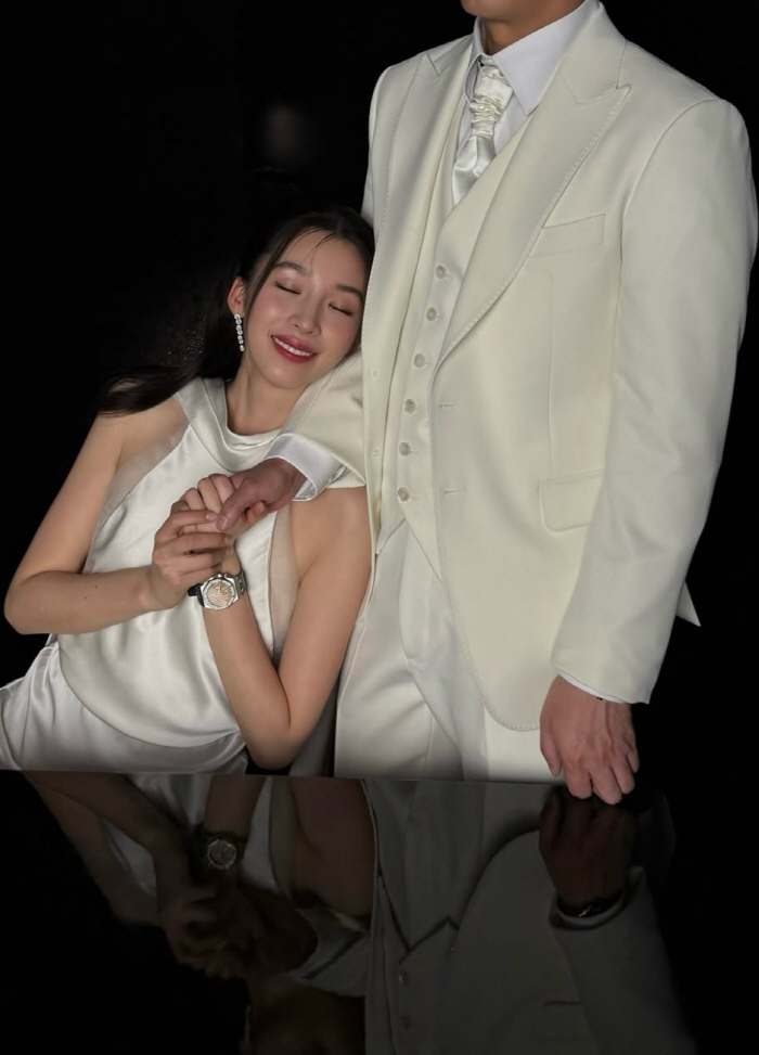 '5월 결혼' 아이린, ♥사업가 남편 깜짝 공개..훤칠한 키+넓은 어깨 …