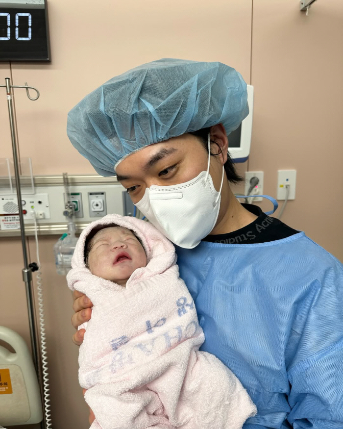 비와이, 21일 득녀...생후 1일차 딸 공개 "세상아, 내 둘째에게 온…