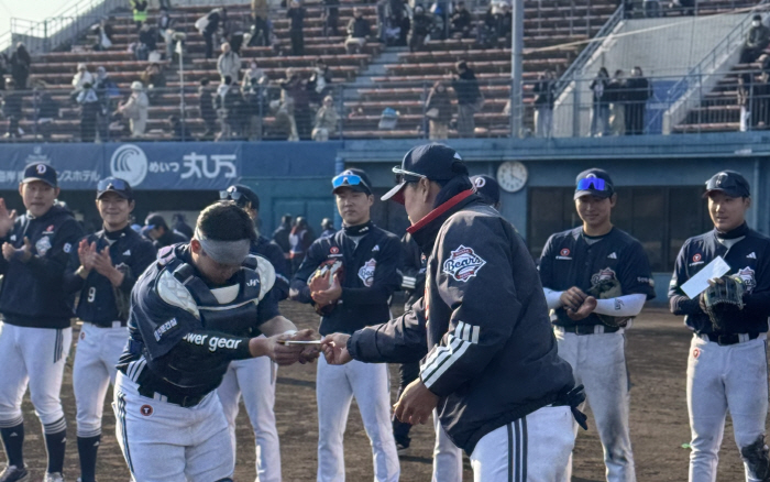 국민타자가 직접 '상금 하사' → 스캠부터 '쇄골 블로킹+도루저지'로 눈…