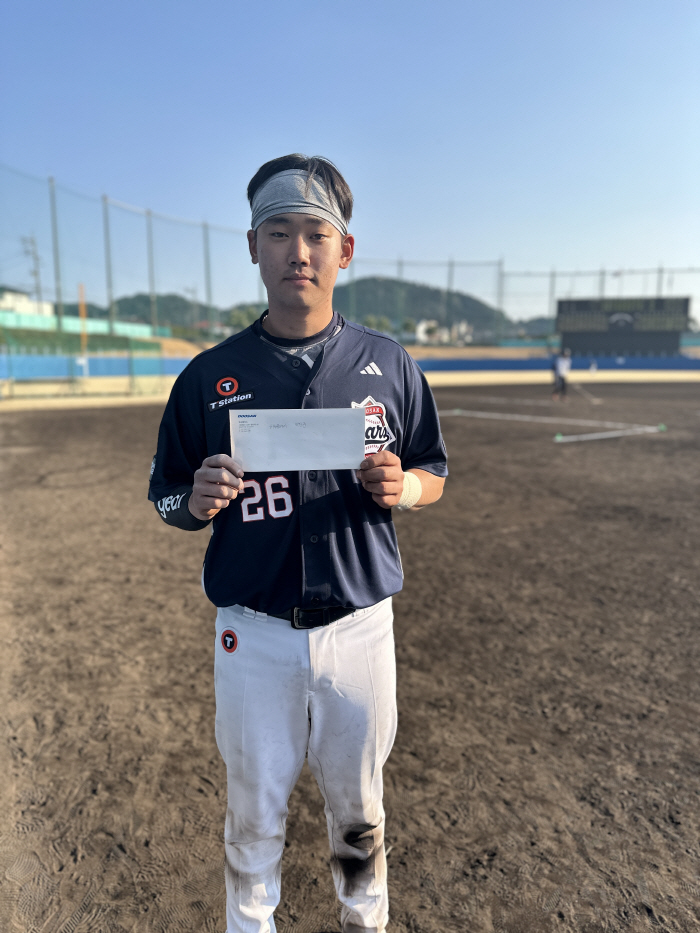 국민타자가 직접 '상금 하사' → 스캠부터 '쇄골 블로킹+도루저지'로 눈…