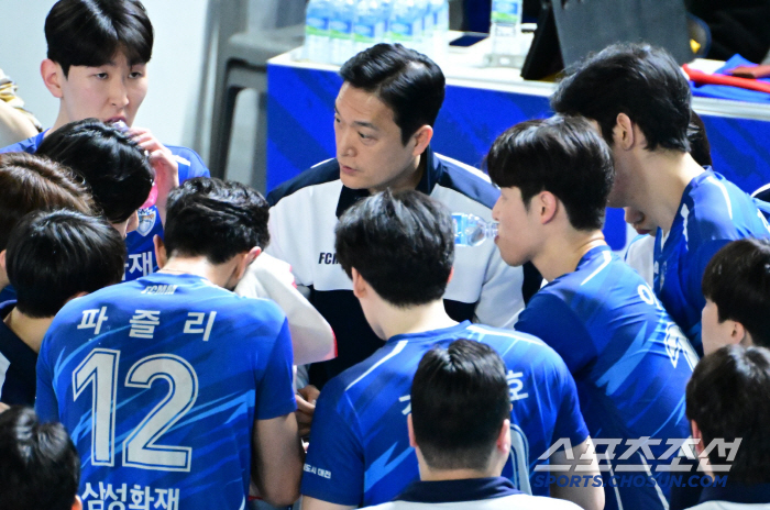 9번 우승 '배구 명가'가 어느덧 7년째 봄배구 실패. 삼성화재 0대3 패배. KB손해보험은 대한항공에 1점차 추격[대전 리뷰]