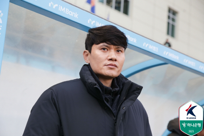 '정장 입고 홈 데뷔전' 정경호 강원 감독, "계속 경직되어 있으면 촌놈…