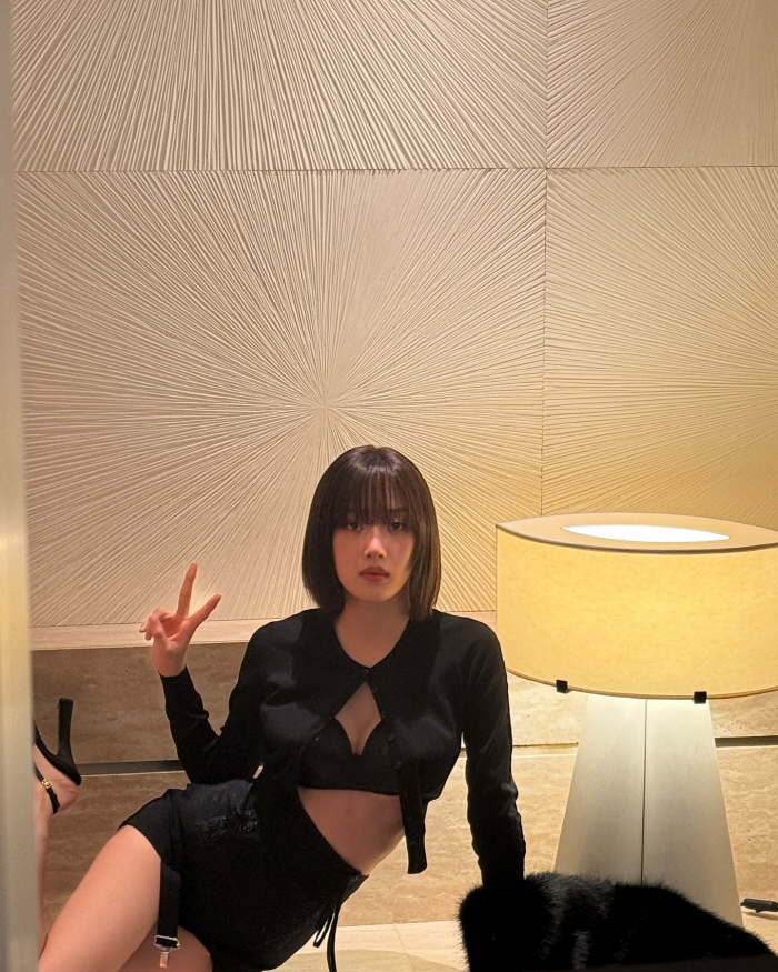 문가영, 섹시美 폭발 파격 의상에 ''숨멎'…'똑단발로 이게 가능해?'
