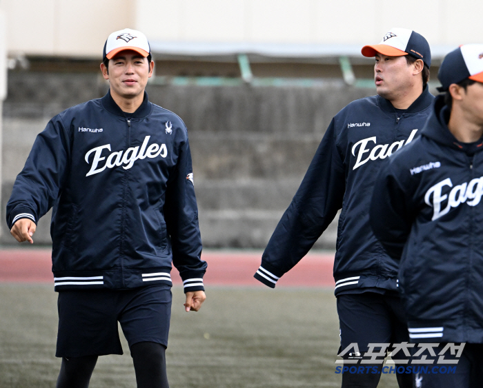 올해는 '오키나와의 저주'인가...비 오고 너무 춥다, 이상 기후에 '속…