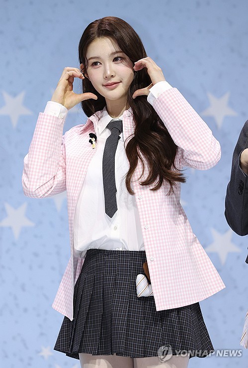 (서울=연합뉴스) 이재희 기자 = 걸그룹 하츠투하츠(Hearts2Hearts)의 에이나가 24일 서울 광진구 예스24라이브홀에서 열린 첫 번째 싱글 '더 체이스' 언론 공개회에서 포즈를 취하고 있다. 2025.2.24 scape@yna.co.kr