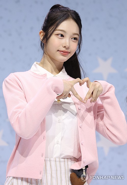 (서울=연합뉴스) 이재희 기자 = 걸그룹 하츠투하츠(Hearts2Hearts)의 이안이 24일 서울 광진구 예스24라이브홀에서 열린 첫 번째 싱글 '더 체이스' 언론 공개회에서 포즈를 취하고 있다. 2025.2.24 scape@yna.co.kr