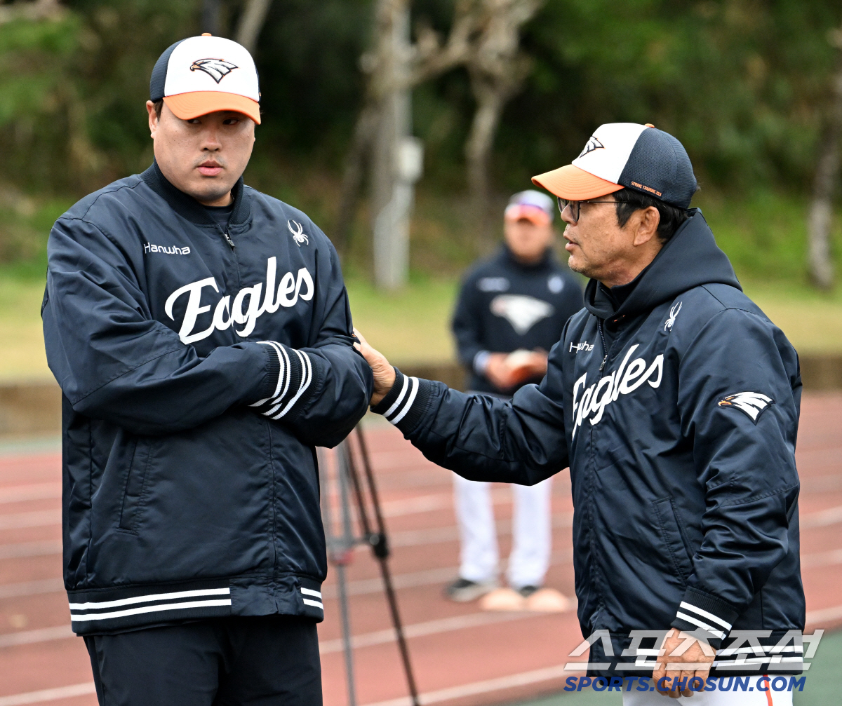 '78억 투자' 친정팀 대결은 다음으로…한화, KBO 맞대결 돌입 '엄-…