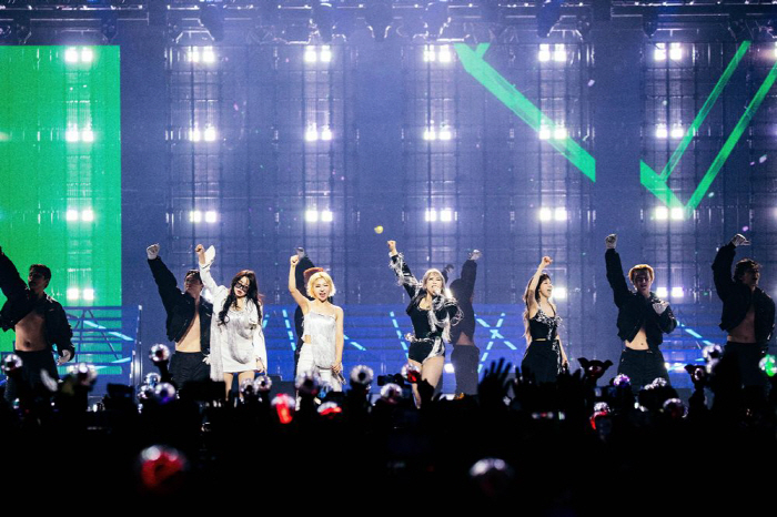 "박봄 셀프 논란도 NO상관"…2NE1, 마카오 공연 1만8천 관객 열광…