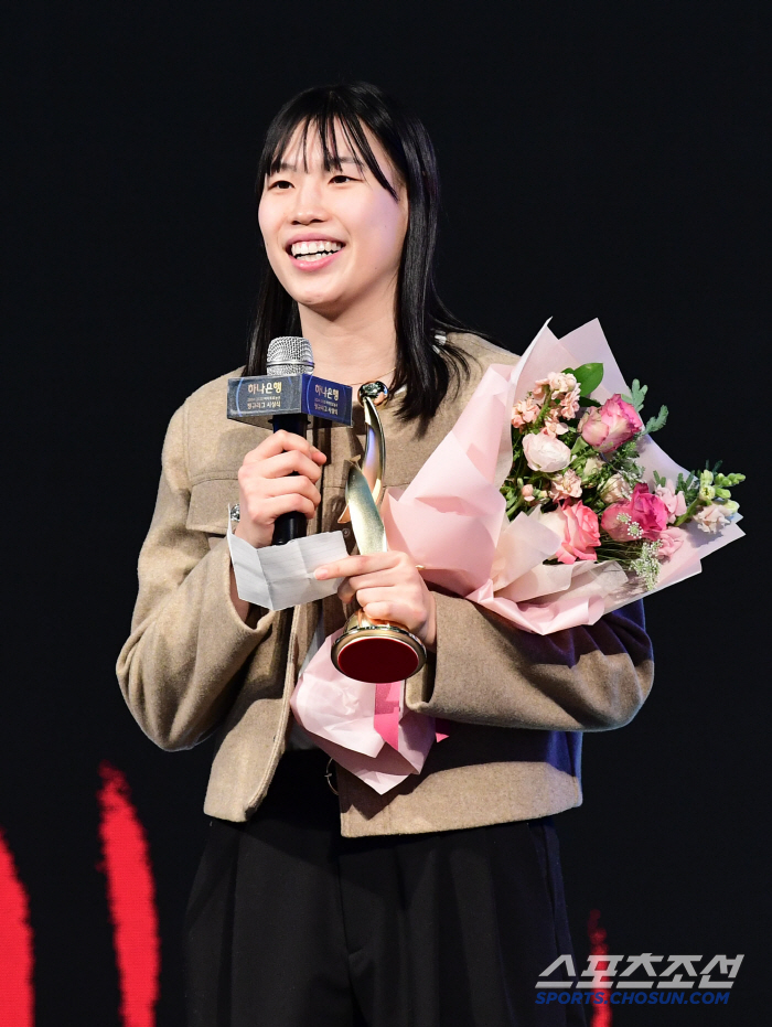 역대급 치열했던 신인상, '재일교포' 홍유순이 웃었다…"꿈은 국가대표가 …